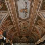 Il lungo stanzone � da esplorare col naso all'ins�: l'intero soffitto � infatti ornato dalla mano di Casanova con bizzarre grottesche e forme geometriche dai colori piuttosto accesi